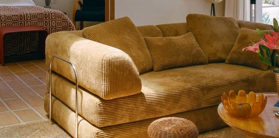 Décoration : le nombre idéal de coussins à disposer sur votre canapé selon les experts en design